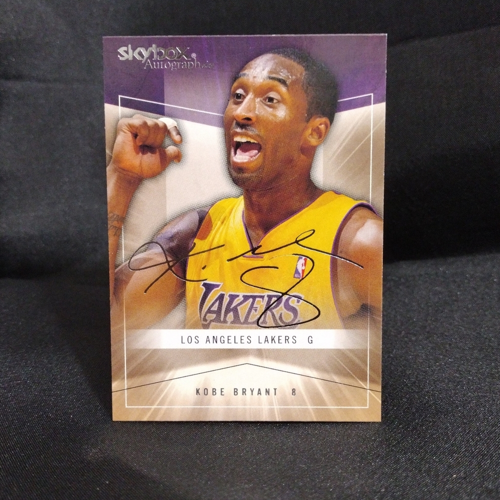Kobe Bryant.   Skybox Auto